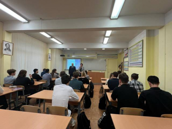 Сотрудник Педиатрического университета провел урок мужества в школе