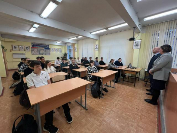 Сотрудник Педиатрического университета провел урок мужества в школе 2