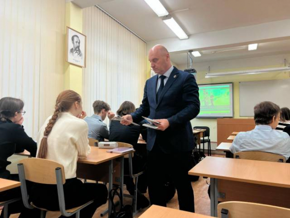 Сотрудник Педиатрического университета провел урок мужества в школе 3