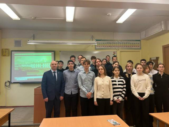 Сотрудник Педиатрического университета провел урок мужества в школе 4