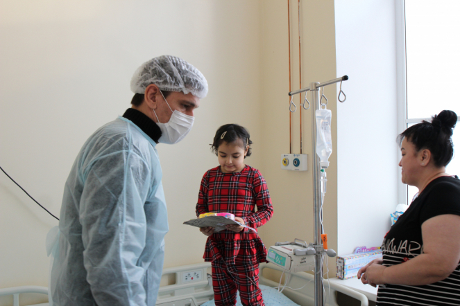 Пациентам онкогематологического  отделения клиники Педиатрического университета вручили подарки