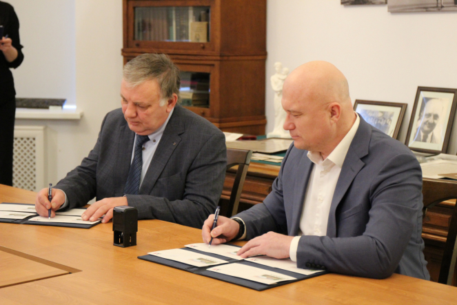 Почта России выпустила конверт, посвящённый 100-летию Педиатрического университета 8