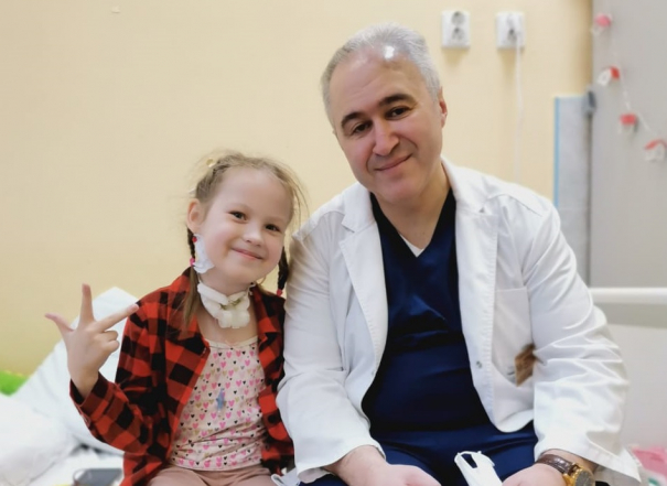 Врачи Педиатрического университета смогли провести сложнейшую операцию по реконструкции кишечника девочке из Ленинградской области