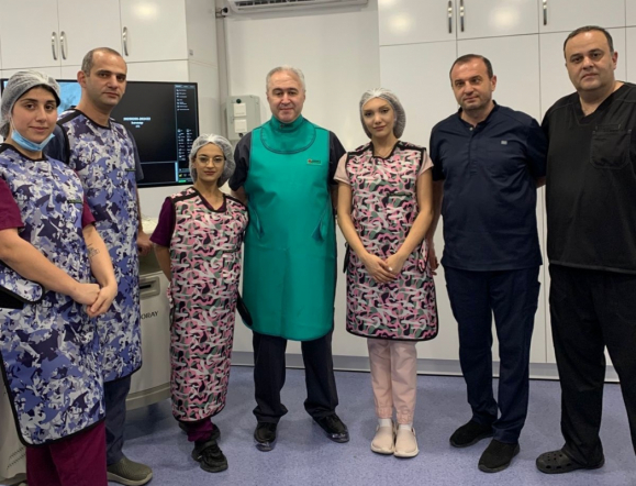 Заведующий кафедрой общей хирургии с курсом эндоскопии СПбГПМУ Рубен Аванесян провел более 20 операций в онкологическом центре в Армении