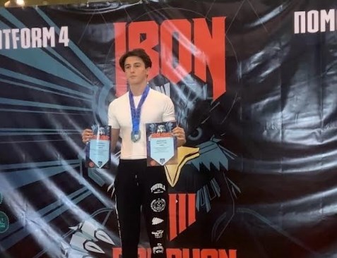 Студент Педиатрического университета установил несколько рекордов на международном турнире по стритлифтингу