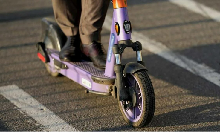 Первые теплые выходные в Петербурге обернулись травмами: дети пострадали при катании на самокатах, на детских площадках и во время тренировок.