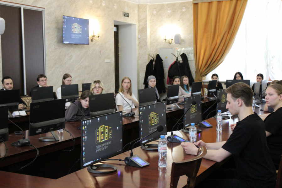 К участникам патриотического форума в Педиатрическом университета обратился космонавт Андрей Борисенко 3