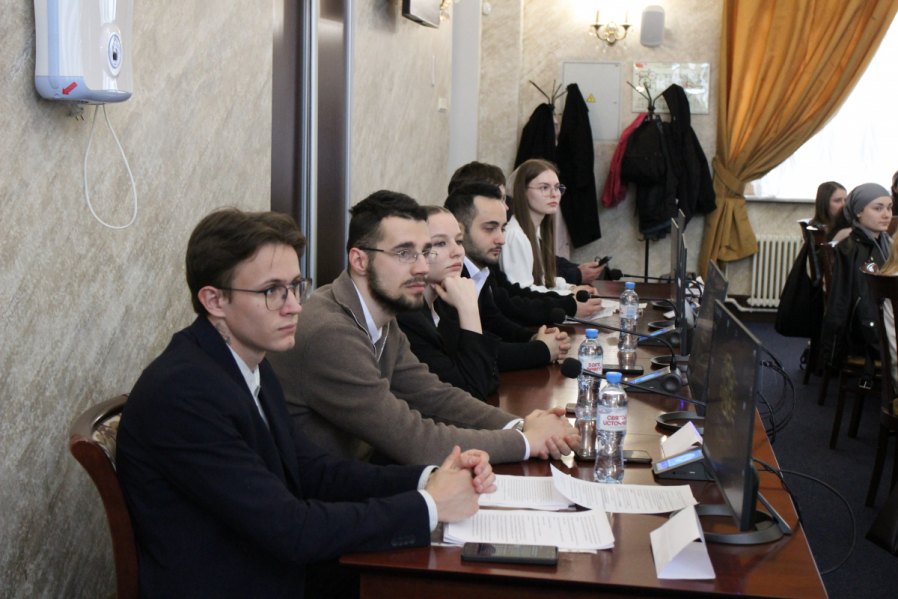 К участникам патриотического форума в Педиатрическом университета обратился космонавт Андрей Борисенко 6