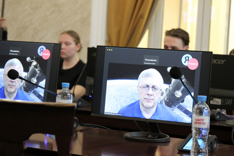 К участникам патриотического форума в Педиатрическом университета обратился космонавт Андрей Борисенко 8