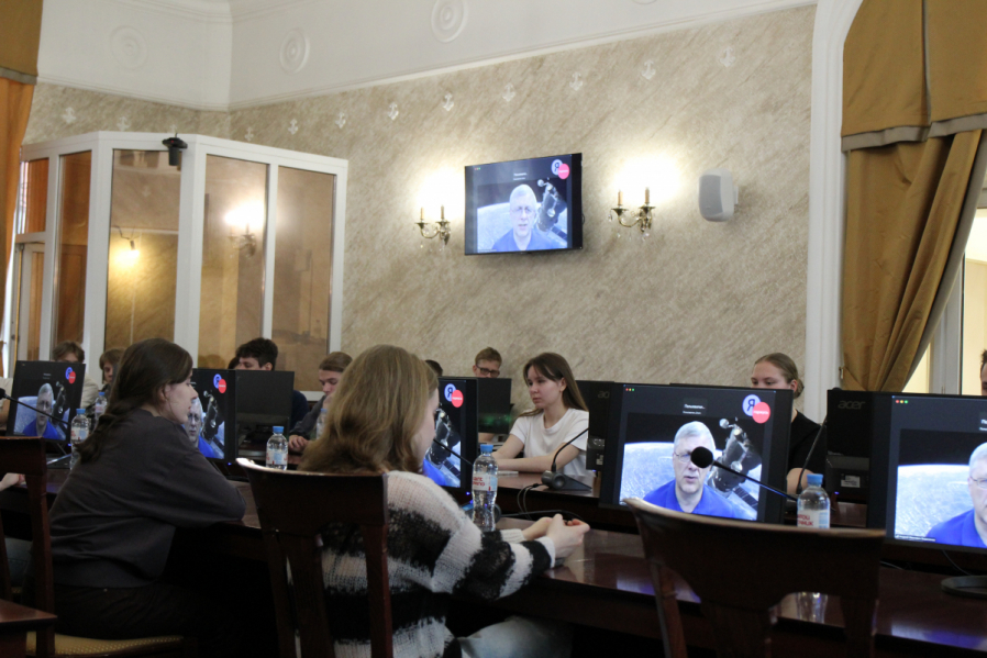 К участникам патриотического форума в Педиатрическом университета обратился космонавт Андрей Борисенко 9