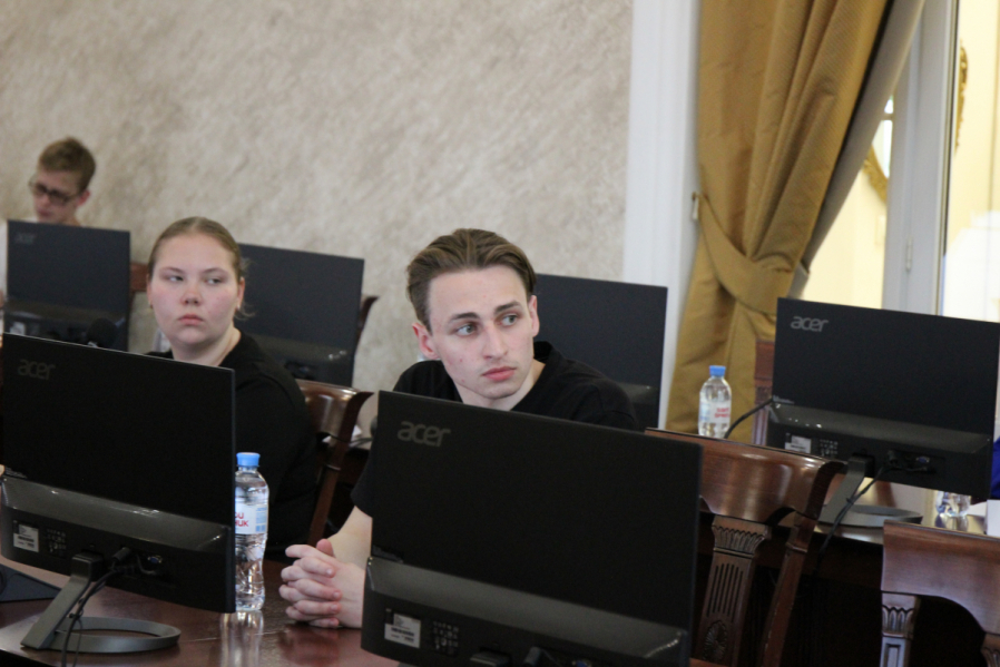 К участникам патриотического форума в Педиатрическом университета обратился космонавт Андрей Борисенко 10