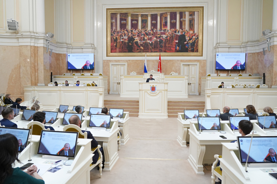 Студенты Педиатрического университета выступили с докладами на  конференции в Законодательном собрании 9