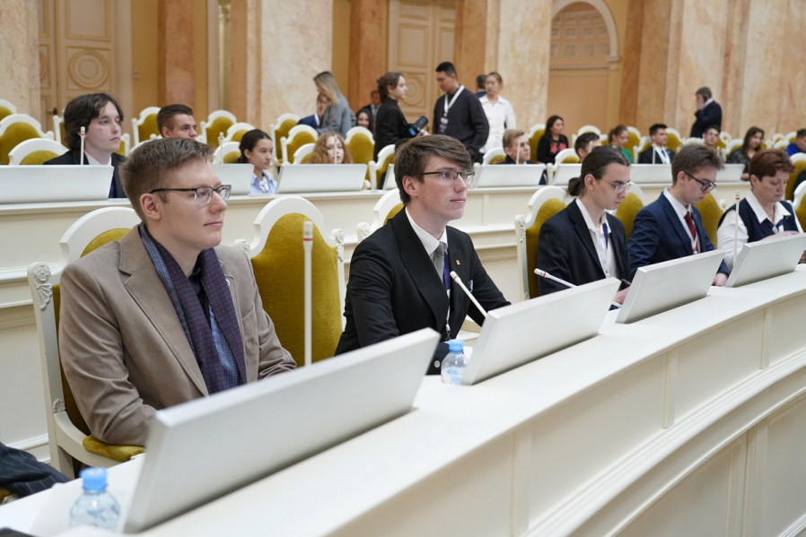 Студенты Педиатрического университета выступили с докладами на  конференции в Законодательном собрании 10