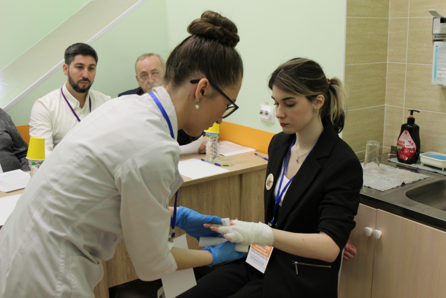 В Педиатрическом университете прошла Первая региональная олимпиада сестринского таланта по десмургии 26