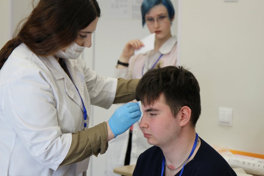 В Педиатрическом университете прошла Первая региональная олимпиада сестринского таланта по десмургии 33