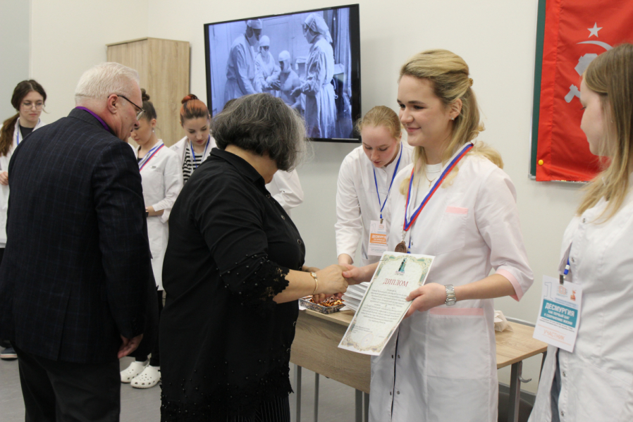 В Педиатрическом университете прошла Первая региональная олимпиада сестринского таланта по десмургии 51