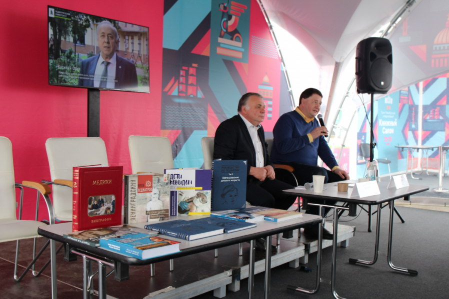 Сохранение памяти: Педиатрический университет презентовал уникальные издания на книжном салоне