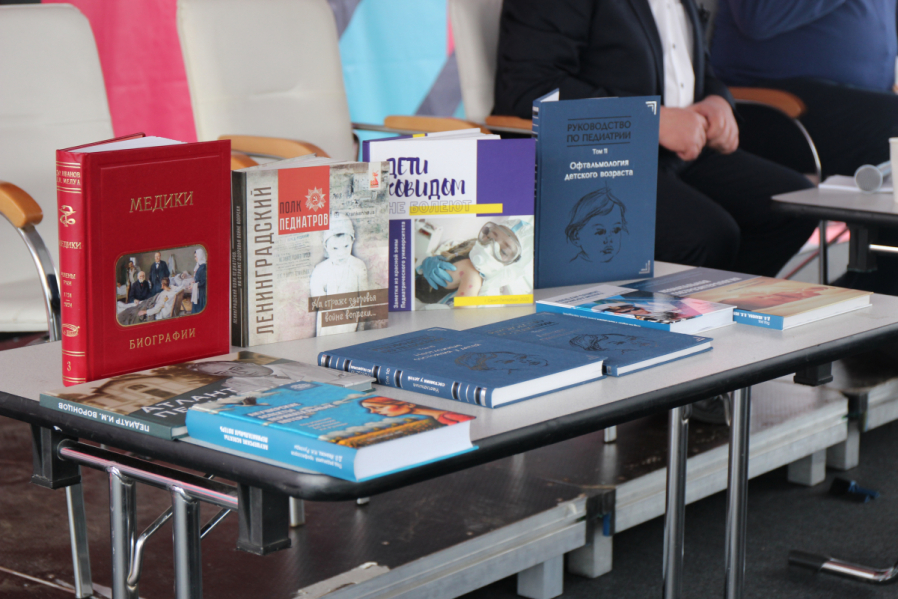 Сохранение памяти: Педиатрический университет презентовал уникальные издания на книжном салоне 2