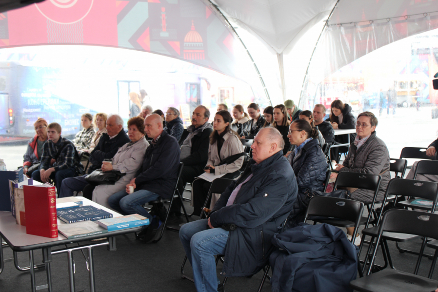 Сохранение памяти: Педиатрический университет презентовал уникальные издания на книжном салоне 8