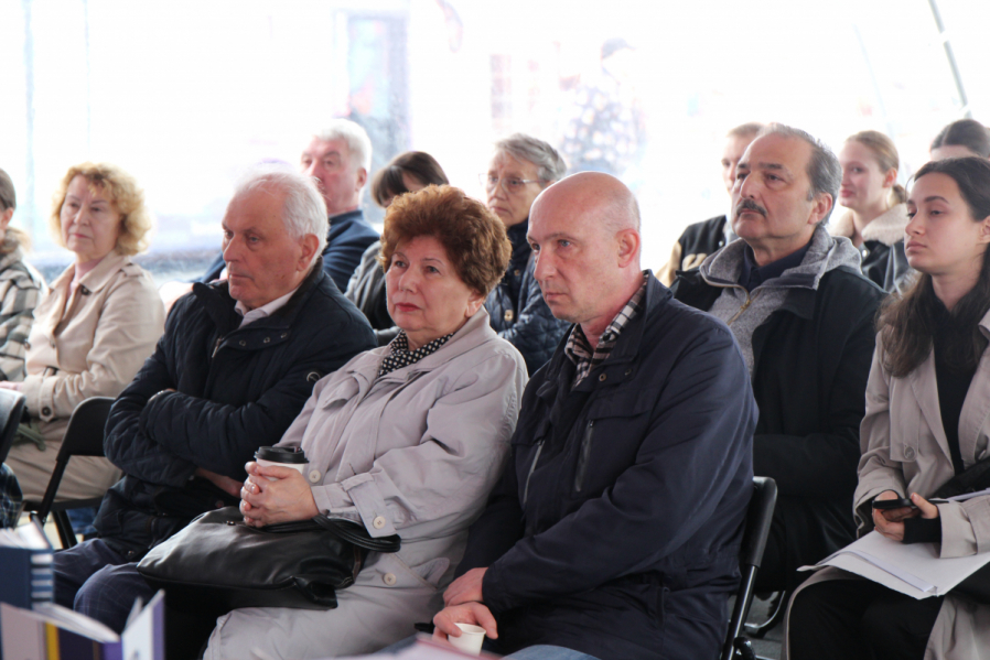 Сохранение памяти: Педиатрический университет презентовал уникальные издания на книжном салоне 11