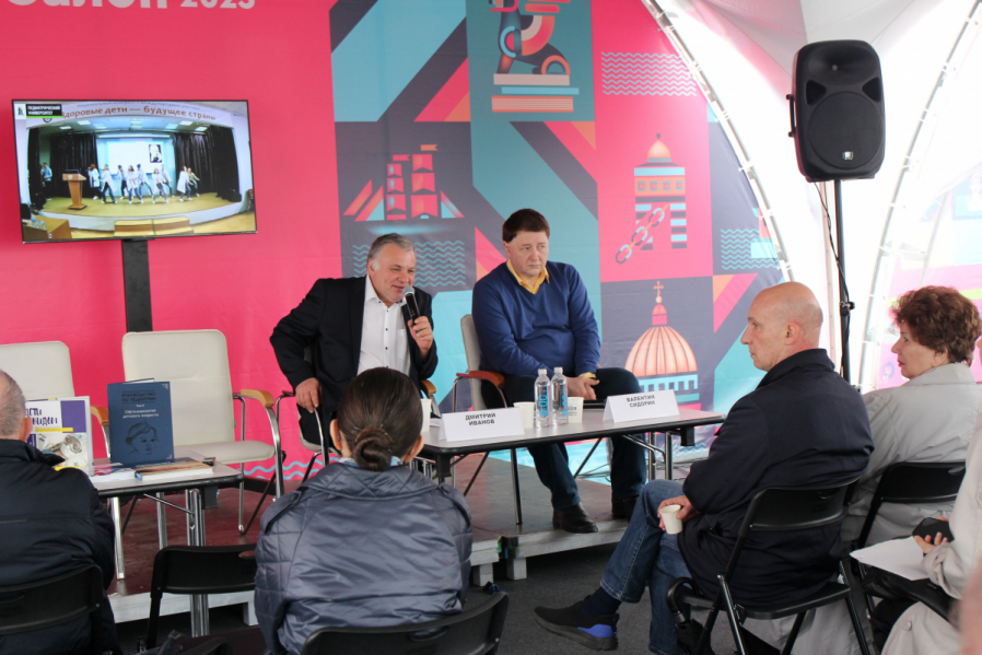 Сохранение памяти: Педиатрический университет презентовал уникальные издания на книжном салоне 13