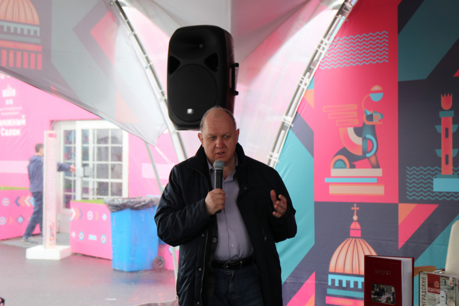 Сохранение памяти: Педиатрический университет презентовал уникальные издания на книжном салоне 17