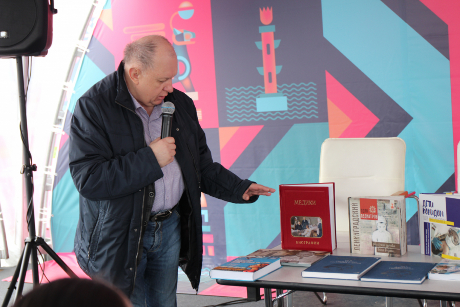 Сохранение памяти: Педиатрический университет презентовал уникальные издания на книжном салоне 18