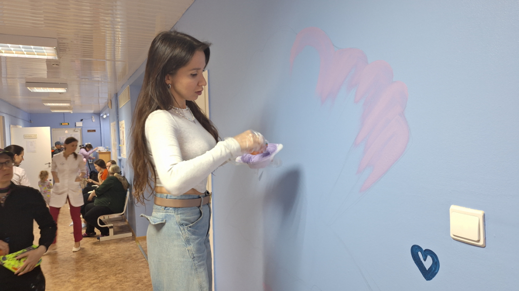 Подарить возможность мечтать: ко Дню защиты детей в эндокринологическом отделении клиники Педиатрического университета нарисовали подводный мир 1