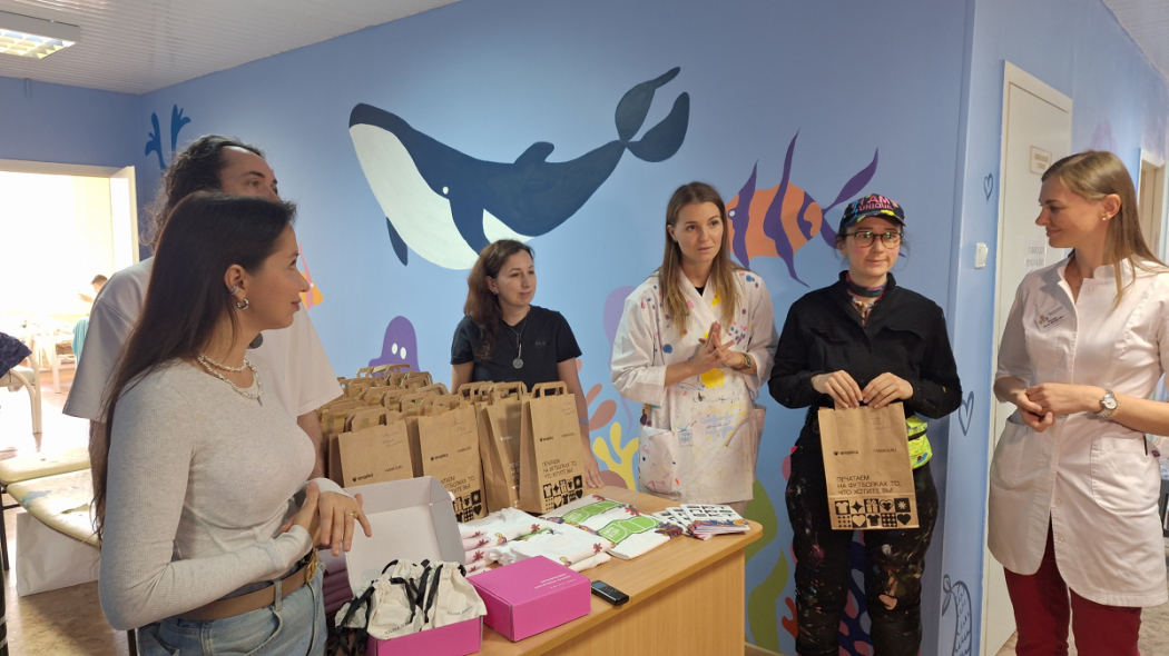 Подарить возможность мечтать: ко Дню защиты детей в эндокринологическом отделении клиники Педиатрического университета нарисовали подводный мир 2