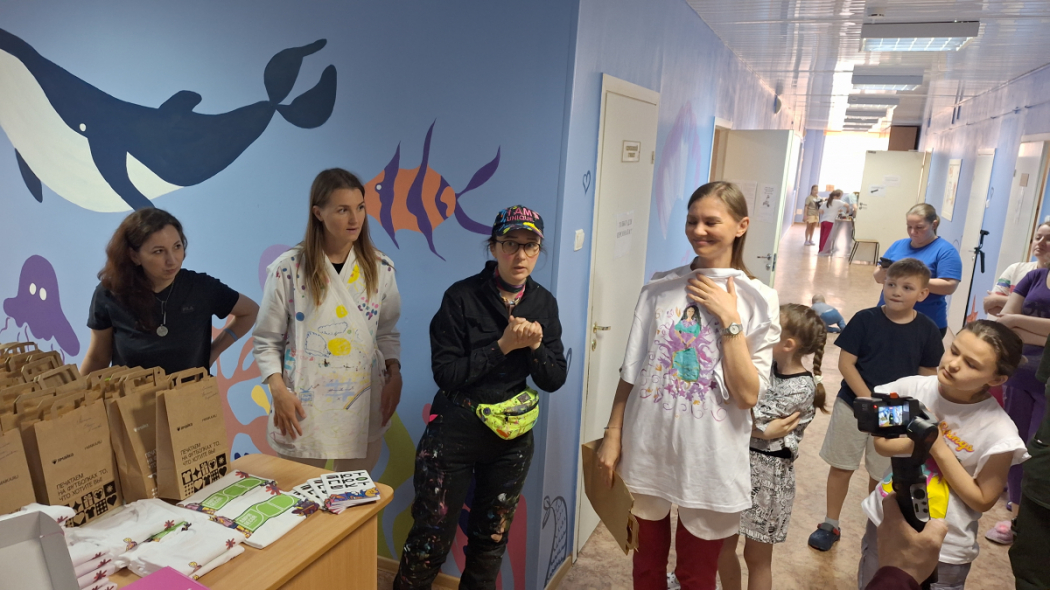 Подарить возможность мечтать: ко Дню защиты детей в эндокринологическом отделении клиники Педиатрического университета нарисовали подводный мир 3