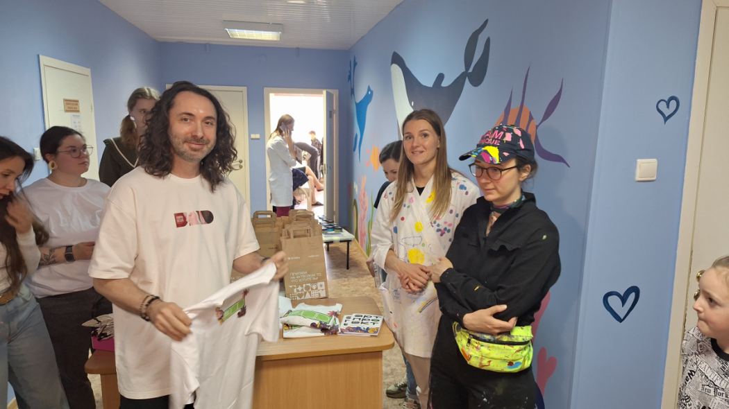 Подарить возможность мечтать: ко Дню защиты детей в эндокринологическом отделении клиники Педиатрического университета нарисовали подводный мир 5