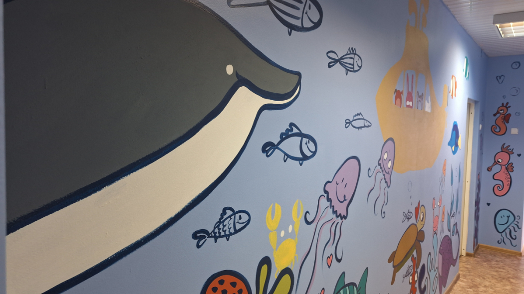 Подарить возможность мечтать: ко Дню защиты детей в эндокринологическом отделении клиники Педиатрического университета нарисовали подводный мир 7