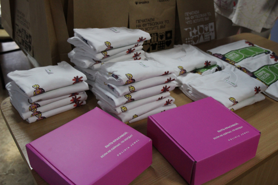 Подарить возможность мечтать: ко Дню защиты детей в эндокринологическом отделении клиники Педиатрического университета нарисовали подводный мир 8