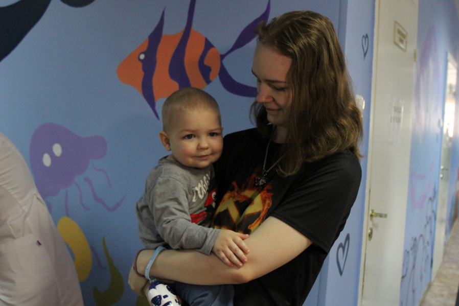 Подарить возможность мечтать: ко Дню защиты детей в эндокринологическом отделении клиники Педиатрического университета нарисовали подводный мир 10