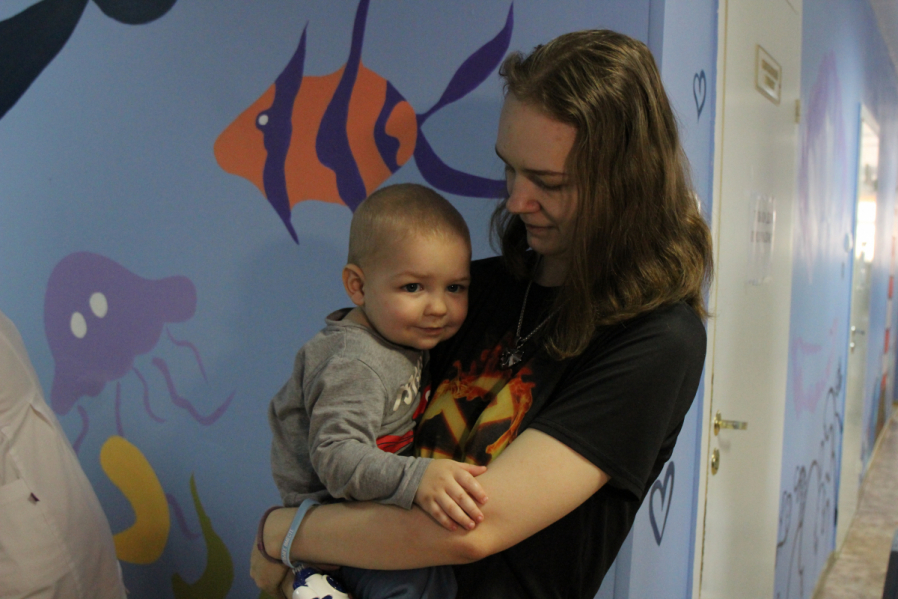 Подарить возможность мечтать: ко Дню защиты детей в эндокринологическом отделении клиники Педиатрического университета нарисовали подводный мир 11