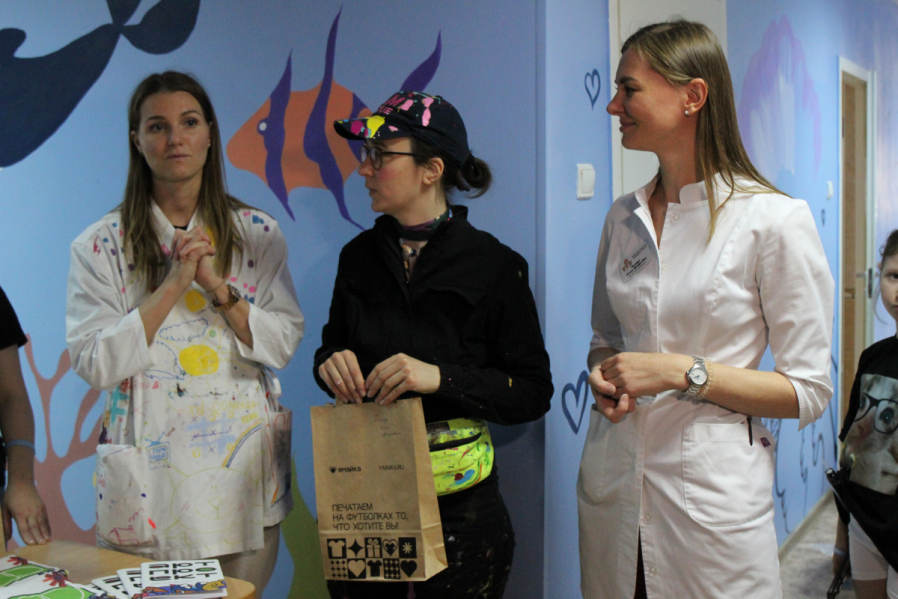 Подарить возможность мечтать: ко Дню защиты детей в эндокринологическом отделении клиники Педиатрического университета нарисовали подводный мир 12