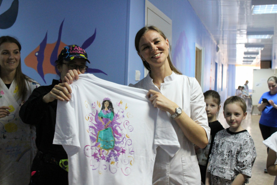 Подарить возможность мечтать: ко Дню защиты детей в эндокринологическом отделении клиники Педиатрического университета нарисовали подводный мир 13