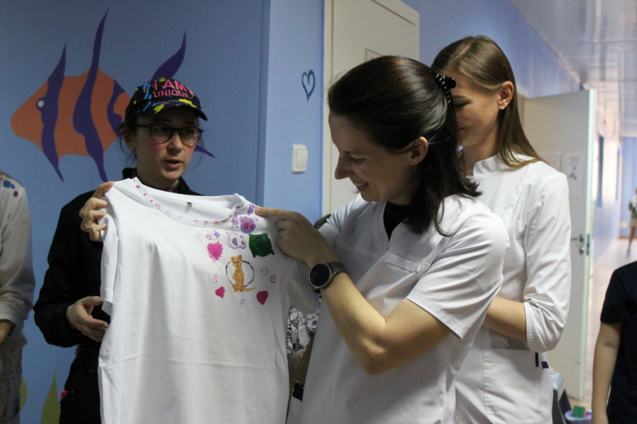 Подарить возможность мечтать: ко Дню защиты детей в эндокринологическом отделении клиники Педиатрического университета нарисовали подводный мир 15