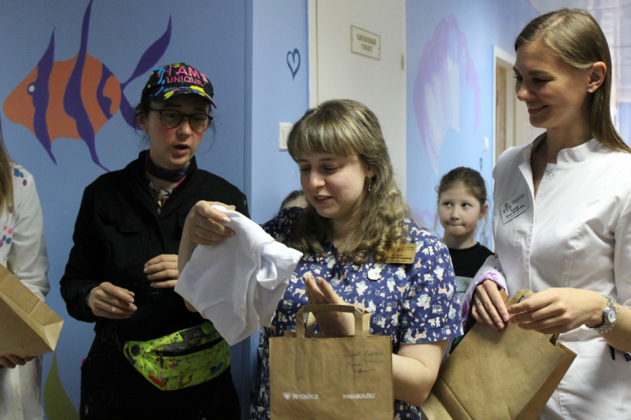 Подарить возможность мечтать: ко Дню защиты детей в эндокринологическом отделении клиники Педиатрического университета нарисовали подводный мир 16