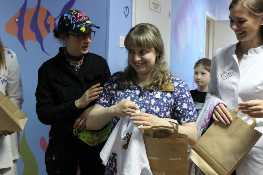 Подарить возможность мечтать: ко Дню защиты детей в эндокринологическом отделении клиники Педиатрического университета нарисовали подводный мир 17