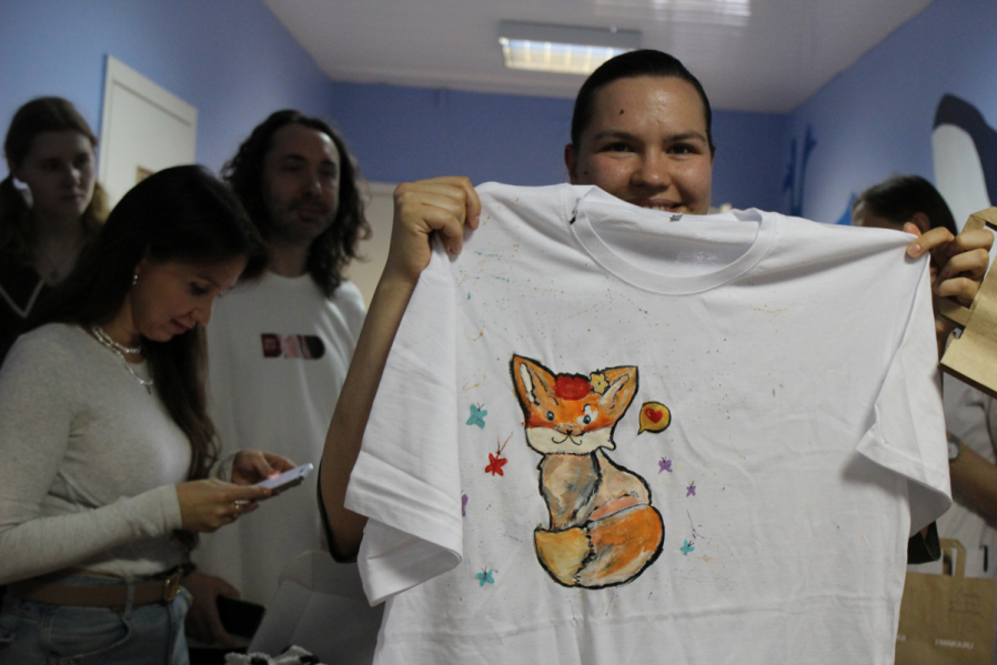 Подарить возможность мечтать: ко Дню защиты детей в эндокринологическом отделении клиники Педиатрического университета нарисовали подводный мир 19