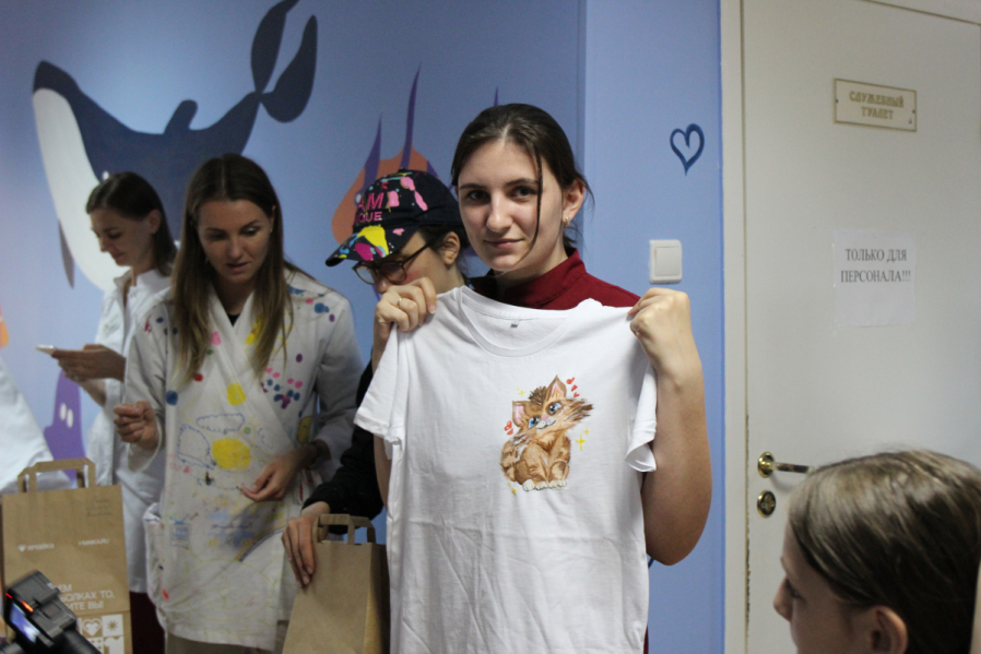 Подарить возможность мечтать: ко Дню защиты детей в эндокринологическом отделении клиники Педиатрического университета нарисовали подводный мир 21