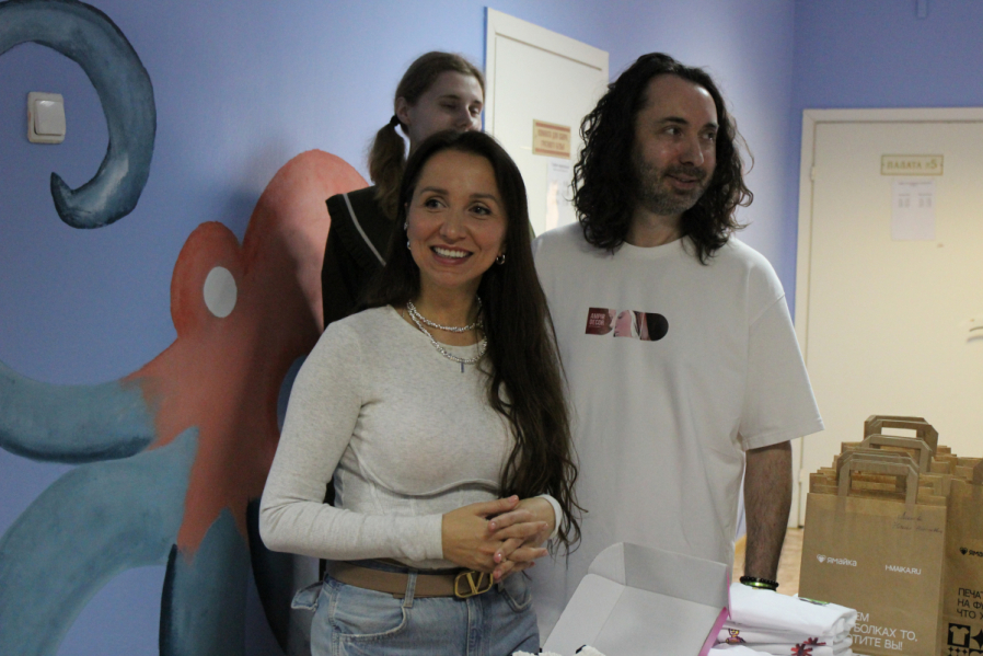 Подарить возможность мечтать: ко Дню защиты детей в эндокринологическом отделении клиники Педиатрического университета нарисовали подводный мир 23