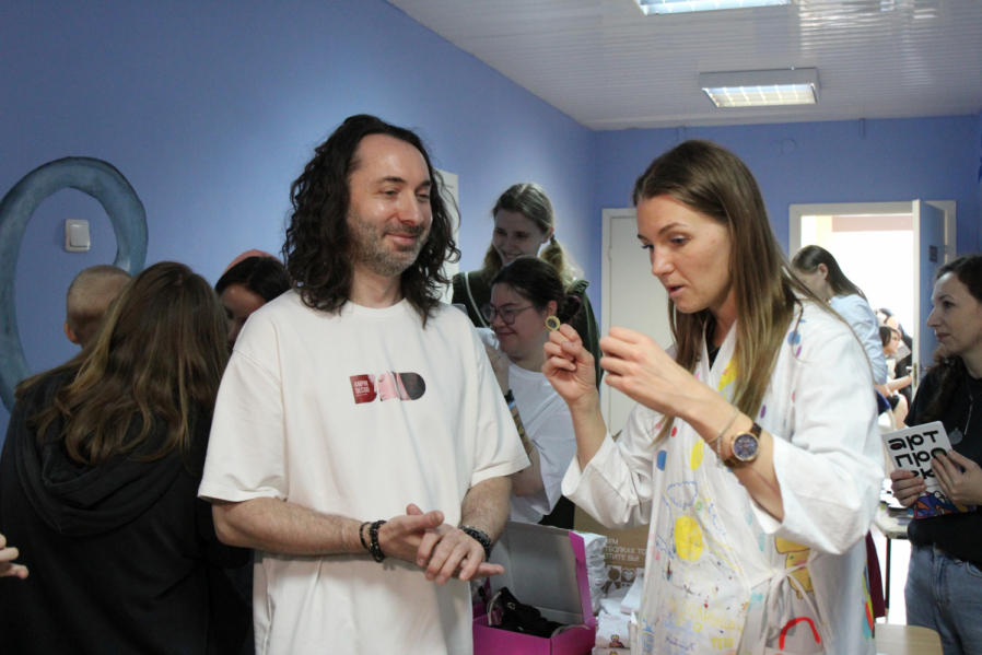 Подарить возможность мечтать: ко Дню защиты детей в эндокринологическом отделении клиники Педиатрического университета нарисовали подводный мир 25