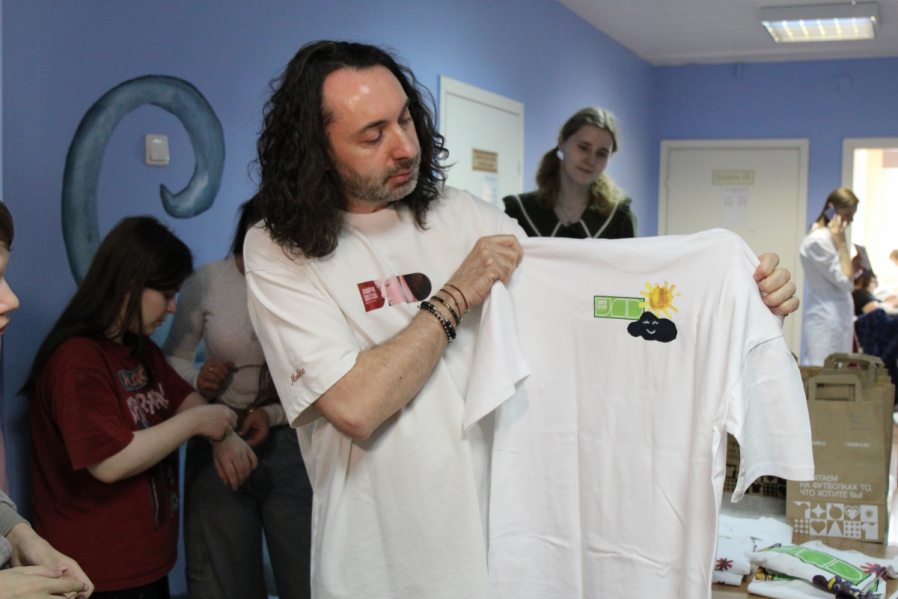 Подарить возможность мечтать: ко Дню защиты детей в эндокринологическом отделении клиники Педиатрического университета нарисовали подводный мир 26