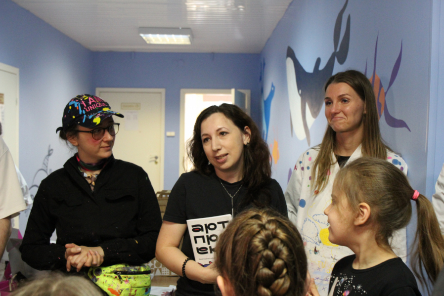 Подарить возможность мечтать: ко Дню защиты детей в эндокринологическом отделении клиники Педиатрического университета нарисовали подводный мир 27