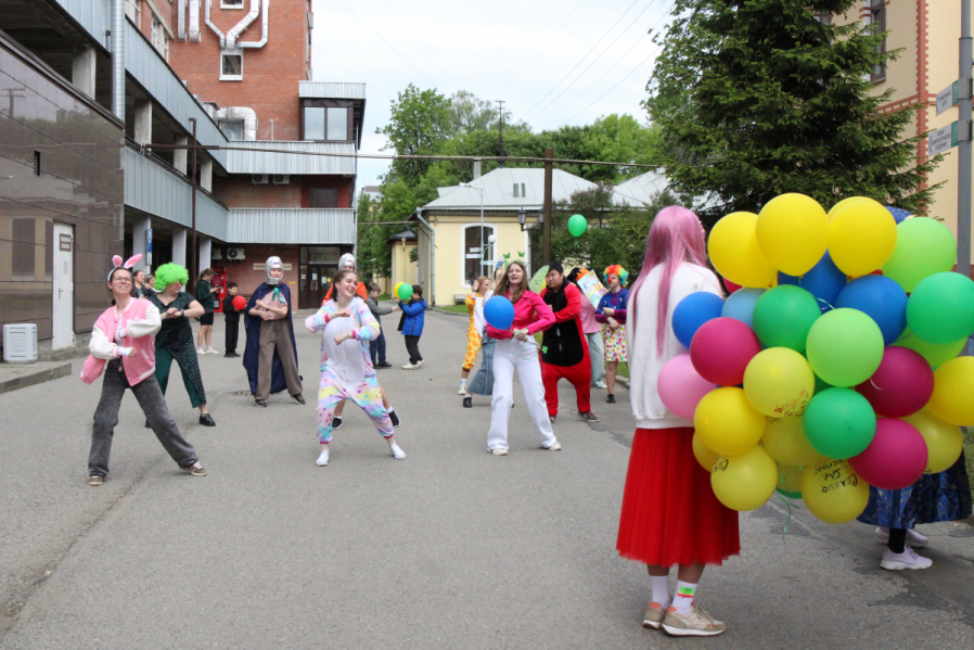 Пациентов клиники Педиатрического университета поздравили с Днём защиты детей 12