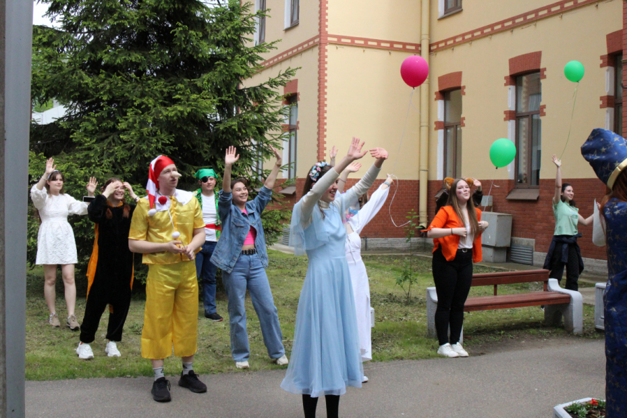 Пациентов клиники Педиатрического университета поздравили с Днём защиты детей 13