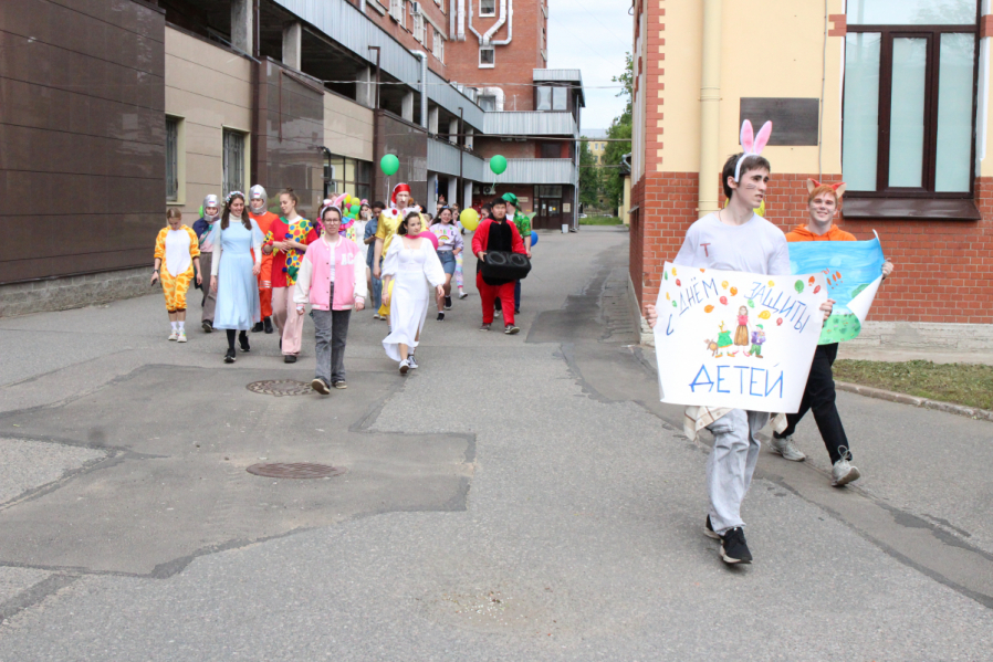 Пациентов клиники Педиатрического университета поздравили с Днём защиты детей 16