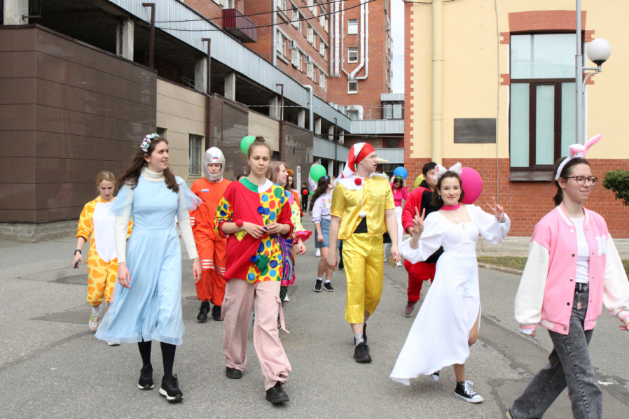 Пациентов клиники Педиатрического университета поздравили с Днём защиты детей 17